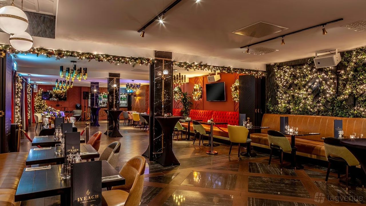 Elle’s Bistro Ready for Christmas Party Nights Large festive room at Elle’s Bistro fully decorated for Christmas party nights
